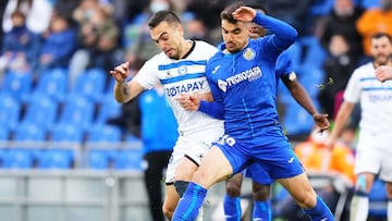 Arambarri disputa un balón durante el último partido que el Getafe jugó en el Coliseum contra el Alavés.