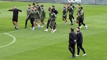 Rubi y su ayudante conversan durante el entrenamiento de ayer del Betis, el último antes de otra ‘final’.