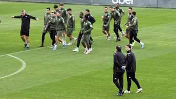 Rubi y su ayudante conversan durante el entrenamiento de ayer del Betis, el &uacute;ltimo antes de otra &lsquo;final&rsquo;.