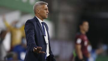 Soccer Football - Copa Sudamericana - Semi final - Second Leg - Defensa y Justicia v Coquimbo Unido - Estadio Norberto Tomaghello, Buenos Aires, Argentina - January 16, 2021  Defensa y Justicia coach Hernan Crespo reacts Pool via REUTERS/Natacha Pisarenko