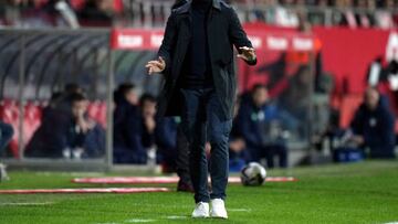 GIRONA, SPAIN - NOVEMBER 04: Head Coach Miguel Angel Sanchez 'Michel' gives his players instructions from the sidelines during the LaLiga Santander match between Girona FC and Athletic Club at Montilivi Stadium on November 04, 2022 in Girona, Spain. (Photo by Alex Caparros/Getty Images)