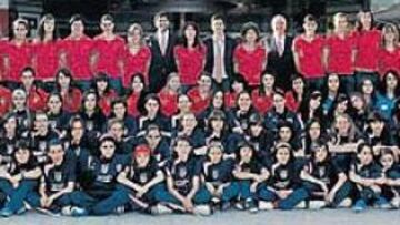 <b>FOTO DE FAMILIA. </b>La gran familia del fútbol femenino del Atlético, sus 170 jugadoras y sus responsables, se hicieron la foto de familia en la puerta principal de La Vaguada.