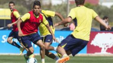 Javier Aquino, en un entrenamiento con el Villarreal.