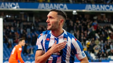 Lucas Pérez celebra un gol con el Deportivo.