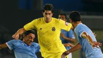 <b>GOLEADOR. </b>Cani se va de la presión de dos jugadores del Lazio.