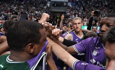 El Unicaja sobrevive al bombardeo del Baskonia