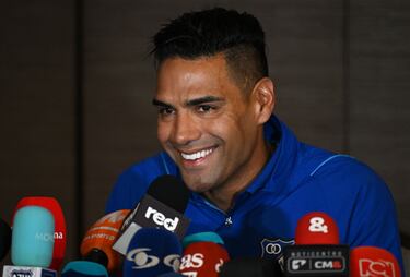 Después de ser recibido por los hinchas en un gran banderazo, Falcao tuvo su primera conferencia de prensa como jugador de Millonarios.