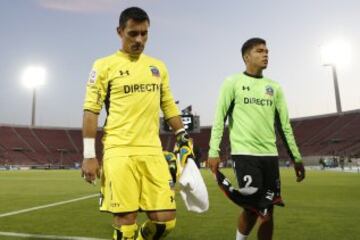 Fútbol, Palestino v Colo Colo.
Decimotercera fecha, Campeonato de Apertura 2015.
El arquero de Colo Colo, Justo Villar, izquierda, se retira de la cancha luego de perder contra Palestino el partido de primera división disputado en el estadio Nacional de Santiago, Chile.
21/11/2015
Andres Piña/Photosport**********

Football, Palestino v Colo Colo.
13th date, Aperture Championship 2015.
Colo Colo's goalkeeper, Justo Villar, left, reacts after losing against Palestino for first division football match at the Nacional stadium in Santiago, Chile.
21/11/2015
Andres Piña/Photosport