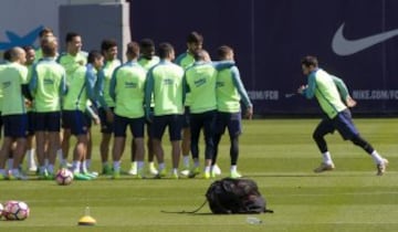 Pasillo de collejas para Messi.