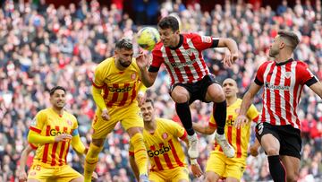 BILBAO, 26/02/2023.- Valentín Castellanos (2i), del Girona, disputa el balón con Mikel Vesga (2d), del Athletic, celebran el tercer gol del equipo marcado en propia puerta por Mikel Vesga, del Athletic, durante el partido de LaLiga que enfrentó al Athletic Club y al Girona en el estadio San Mamés, en Bilbao este domingo. EFE/ Luis Tejido
