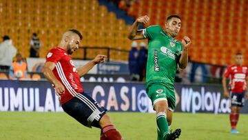 MEDELLIN - COLOMBIA, 22-05-2022: Andres Cadavid de Deportivo Independiente Medellin y Pablo Sabbag de La Equidad disputan el balon durante partido de la fecha 1 de los cuadangulares semifinales entre entre Deportivo Independiente Medellin y La Equidad por la Liga BetPlay DIMAYOR I 2022, en el estadio Atanasio Girardot de la ciudad de Medellin. / Andres Cadavid of Deportivo Independiente Medellin and Pablo Sabbag of La Equidad struggle for the ball during a match of the 1st date of the quadrangulars semifinals for the BetPlay DIMAYOR I 2022 League between Deportivo Independiente Medellin and La Equidad at the Atanasio Girardot Stadium in Medellin city. / Photo: VizzorImage / Donaldo Zuluaga / Cont.