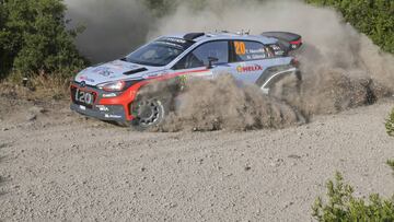 Thierry Neuville y su Hyundai i20 en Cerdeña.