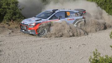 Thierry Neuville y su Hyundai i20 en Cerdeña.