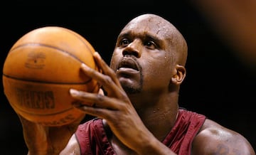 Otro cambio de norma está obviamente ligado al recuerdo de Shaquille O'Neal y el sufrimiento de sus rivales para contenerle, si bien (como en el caso de Reggie Miller) se aplicó después de su retirada. El pívot dejó las pistas en 2011, y en 2016 la NBA implementó su nueva norma para controlar el hack-a, la práctica de hacer faltas constantes a malos tiradores desde la línea de personal con el objetivo de controlar su impacto, romper el ritmo del partido, hacer que produzcan menos... El hack-a-Shaq fue una práctica común, una idea de los rivales para frenar a un O'Neal cuyo punto débil era su pésimo porcentaje desde la línea de personal. A partir de ahí, se empezó a generalizar como estrategia contra otros jugadores, casi siempre en finales de partidos que quedaban así embarrados. La nueva norma se hizo para impedir que se hagan faltas descaradas y alejadas de la bola durante los dos últimos minutos de cada cuarto. En ese tiempo, esas acciones dan al que recibe la falta un tiro libre y la posesión de nuevo para su equipo. El hack-a quedaba así básicamente anulado en los finales igualados. 