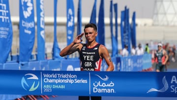 El triatleta británico Alex Yee celebra su victoria en la primera prueba de las Series Mundiales de Triatlón 2023 en Abu Dhabi.