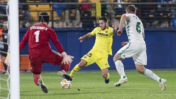 Miguelón encara al portero del Rapid de Viena en el encuentro de la Europa League.