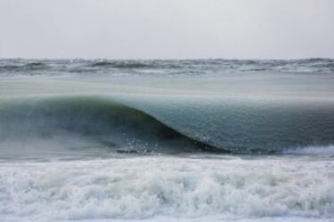 Preciosas olas casi congeladas