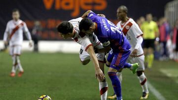 Un jugador del Oviedo disputando un balón.