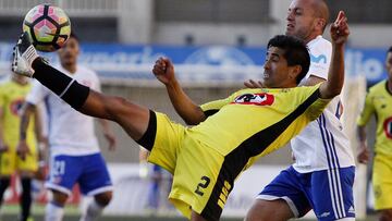 Braulio Leal controla el bal&oacute;n frente a Universidad de Chile.