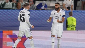 HELSINKI (FINLANDIA), 10/08/2022.- El delantero francés del Real Madrid Karim Benzema (d) celebra con Fede Vlaverde tras marcar el segundo gol, durante la final de la Supercopa de Europa que disputan Real Madrid y Eintracht Frankfurt hoy miércoles en el Estadio Olímpico de Helsinki. EFE/Chema Moya
