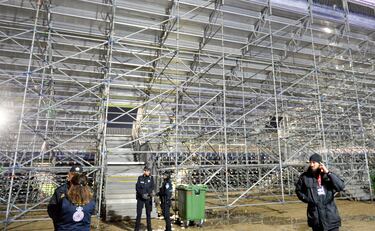 Técnicos del Ayuntamiento y la policía local inspeccionan la grada superior del Pedro Escartín.