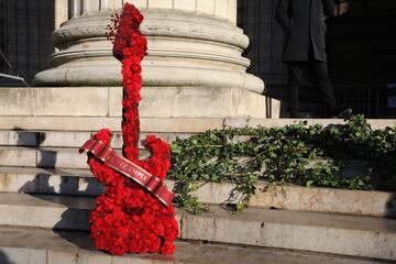 Una guitarra floral situada en las afueras de la Iglesia de la Madeleine en honor a Johnny Halliday.