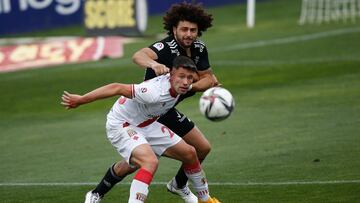 Futbol, Curico Unido vs Colo Colo.
Fecha 32, campeonato nacional 2021.
El jugador de Colo Colo Maximiliano Falcon, derecha, disputa el balón contra Gabriel Harding de Curico Unido durante el partido de primera division realizado en el estadio La Granja.
Curico, Chile.
14/11/2021
Marcelo Hernandez/Photosport
Football, Curico Unido vs Colo Colo.
32th date, 2021 national Championship.
Colo Colo’s player Maximiliano Falcon, right , battles the ball against Gabriel Harding of Curico Unido during the first division match at La Granja stadium in Curico, Chile.
11/14/2021
Marcelo Hernandez/Photosport