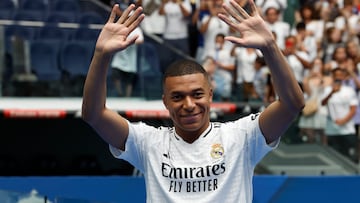 MADRID, 16/07/2024.- El francés Kylian Mbappé durante su presentación como nuevo jugador del club, este martes en el estadio Santiago Bernabéu de Madrid. Mbappé ha firmado este martes el contrato que le une al conjunto blanco para las próximas cinco temporadas. EFE/Chema Moya