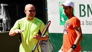 Novak Djokovic, junto a Andre Agassi durante un entrenamiento en Roland Garros 2017.