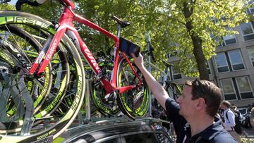 Inspección buscando motores en las bicis del Giro.