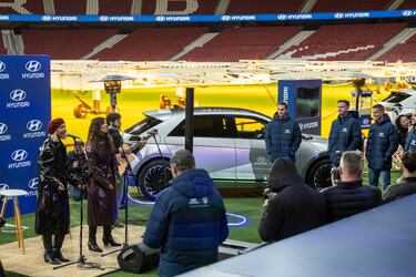 Diez aficionados disfrutarán de una exclusiva noche pernoctando en tiendas de campaña instaladas en el estadio, como ganadores de un sorteo de Hyundai, patrocinador del  Atletico de Madrid. Los jugadores rojiblancos cedieron sus vehículos IONIQ 5 para dotar de energía a diferentes zonas del Eco Camping.