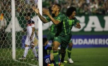 El defensa marcó un gol a San Lorenzo en la Copa Sudamericana. Falleció a los 30 años. Antes de acabar este torneo, el zaguero iba a anunciar su paso al Santos de Brasil, que lo vio como arma para lograr la cuarta Copa Libertadores en el 2017.