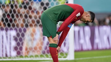 El astro portugués fue captado mientras sacaba algo de su short durante el partido ante Ghana, en la Copa del Mundo de Qatar 2022.