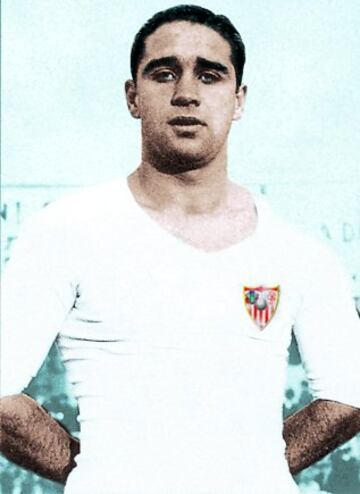Jugó desde 1929 hasta 1946. Sigue siendo el máximo goleador del Sevilla con 214 tantos.