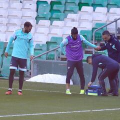 Susto de Isco en el baño de masas del Betis
