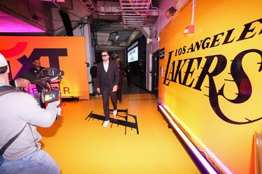 Luka Doncic lelgando al Crypto.com Arena en su debut con Los Angeles Lakers.