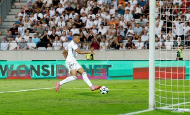 Qué gran balón filtró Tchouameni para encontrar la carrera de su compatriota Mbappé, que tumbó con una finta al portero rival y marcó a placer el tanto del 0-3, sellando así su doblete particular.