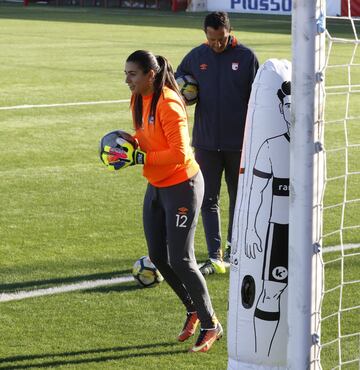 Luis Amaranto Perea recibe a 'Las Leonas' en la sede del Atlético