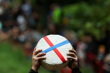 La carrera consiste en atrapar un queso de Gloucester arrojado desde la colina de Cooper, con una cada de 182 metros en la localidad de Brockworth. Los competidores deben bajar por la ladera del cerro para atraparlo y el primero en conseguirlo se proclama vencedor.