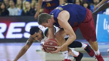 GRA143 BARCELONA, 09/10/2016.-Justin Doellman,d, del Barcelona y Shane Larkin,iz.,del Baskonia, durante el partido correspondiente a la tercera jornada de la Liga ACB que ambos equipos han disputado hoy jornada en el Palau Blaugrana .EFE/Alejandro García
