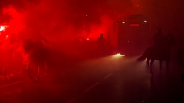 Llegada del bus del Atlético al Cívitas Metropolitano en el partido copero ante el Athletic.