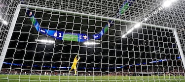 4-1. El jugador turco ve adelantando a Matías Dituro y dispara con la izquierda desde su propio campo. El portero del Elche solo puede ver como el balón bota en el área pequeña y se cuela en su portería.