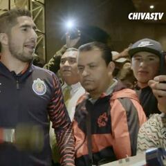 Jair Pereira lidera la porra de Chivas en su llegada a la CDMX