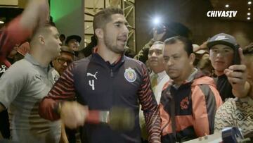 Jair Pereira lidera la porra de Chivas en su llegada a la CDMX