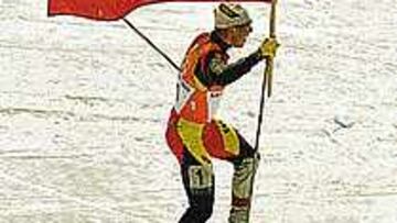 <B>EN SOLITARIO.</b> Muehlegg, bandera en mano, prefiere estar solo.