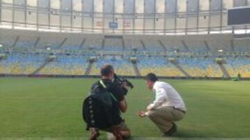 Carlos Botella, ingeniero agrónomo de la empresa española Royald Verd, en cuclillas en el césped de Maracaná, donde se juega la final.