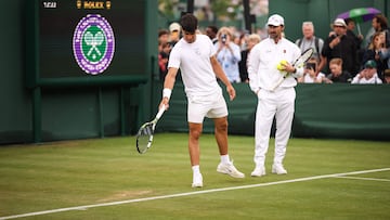 Carlos Alcaraz, con Juan Carlos Ferrero, durante un entrenamiento en Wimbledon.