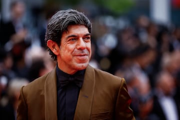 Piersco Favino posa en la alfombra roja durante el desfile inaugural del primer día de la 78ª edición del festival de cine de Cannes.
