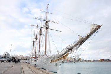 La embarcación cuenta con dos purificadores de agua y un depósito de gasóleo de 265 000 l que alimenta tanto sus motores de propulsión como sus generadores eléctricos. Con una capacidad de carga de poco más de 600 t puede estar en alta mar durante más de veinte días sin tener que ir a puerto a abastecerse.