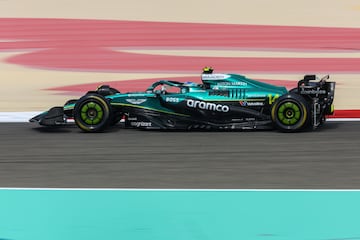 Fernando Alonso durante el test de pretemporada 2025 de Frmula 1 celebrado en el Circuito Internacional de Sakhir, en Bahrin.